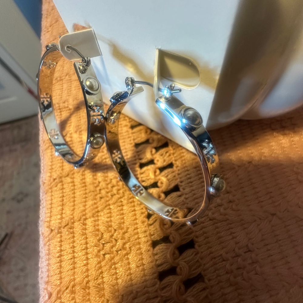 🔥🔥 New Tory Burch Silver logo Pearl Hoop Earrings - Picture 4 of 4